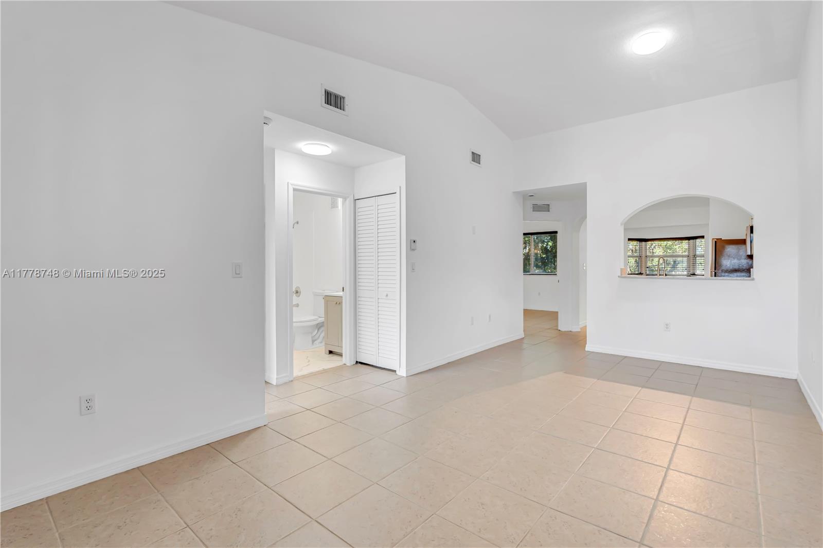 2930 Se 12th Rd 204-31 Property Photo 4
