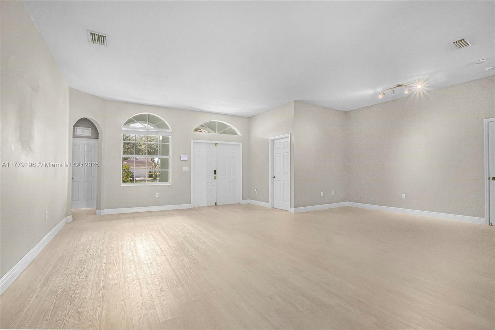 2821 Augusta Dr Property Photo 5