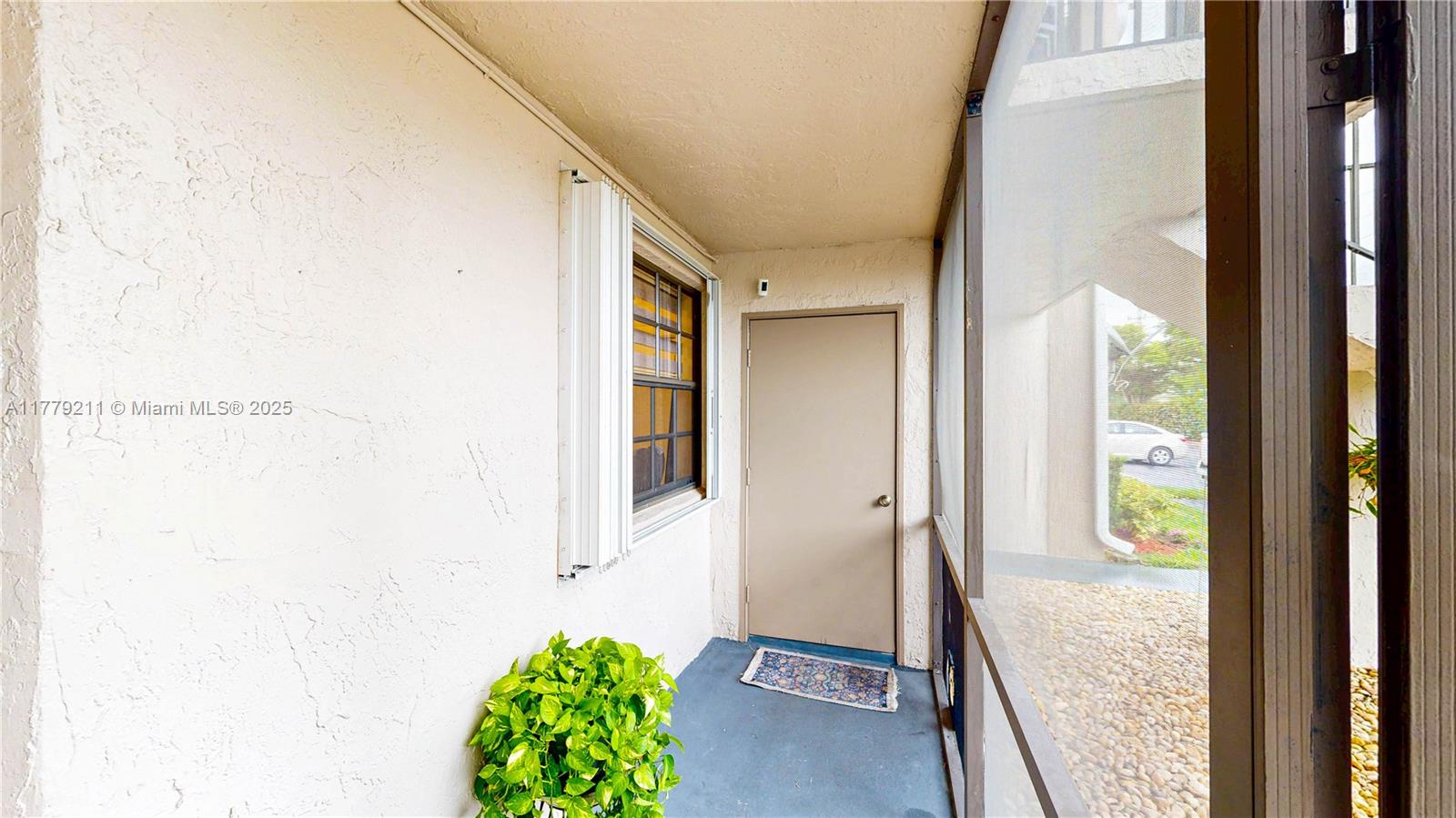 889 Hamilton Dr 889b Property Photo 3