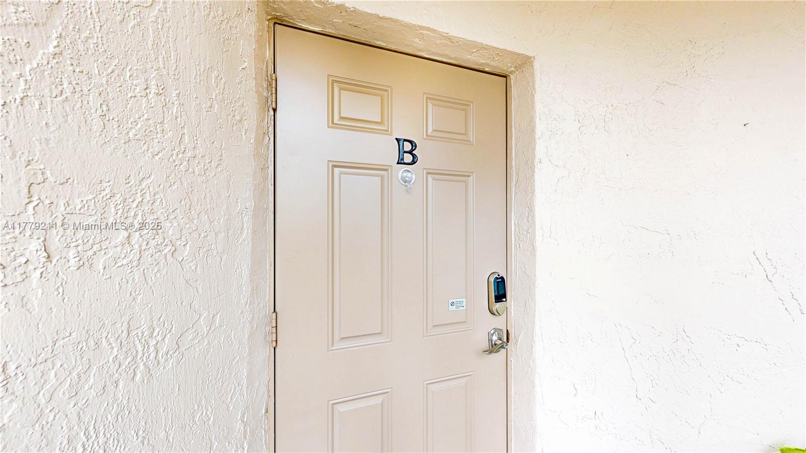 889 Hamilton Dr 889b Property Photo 4