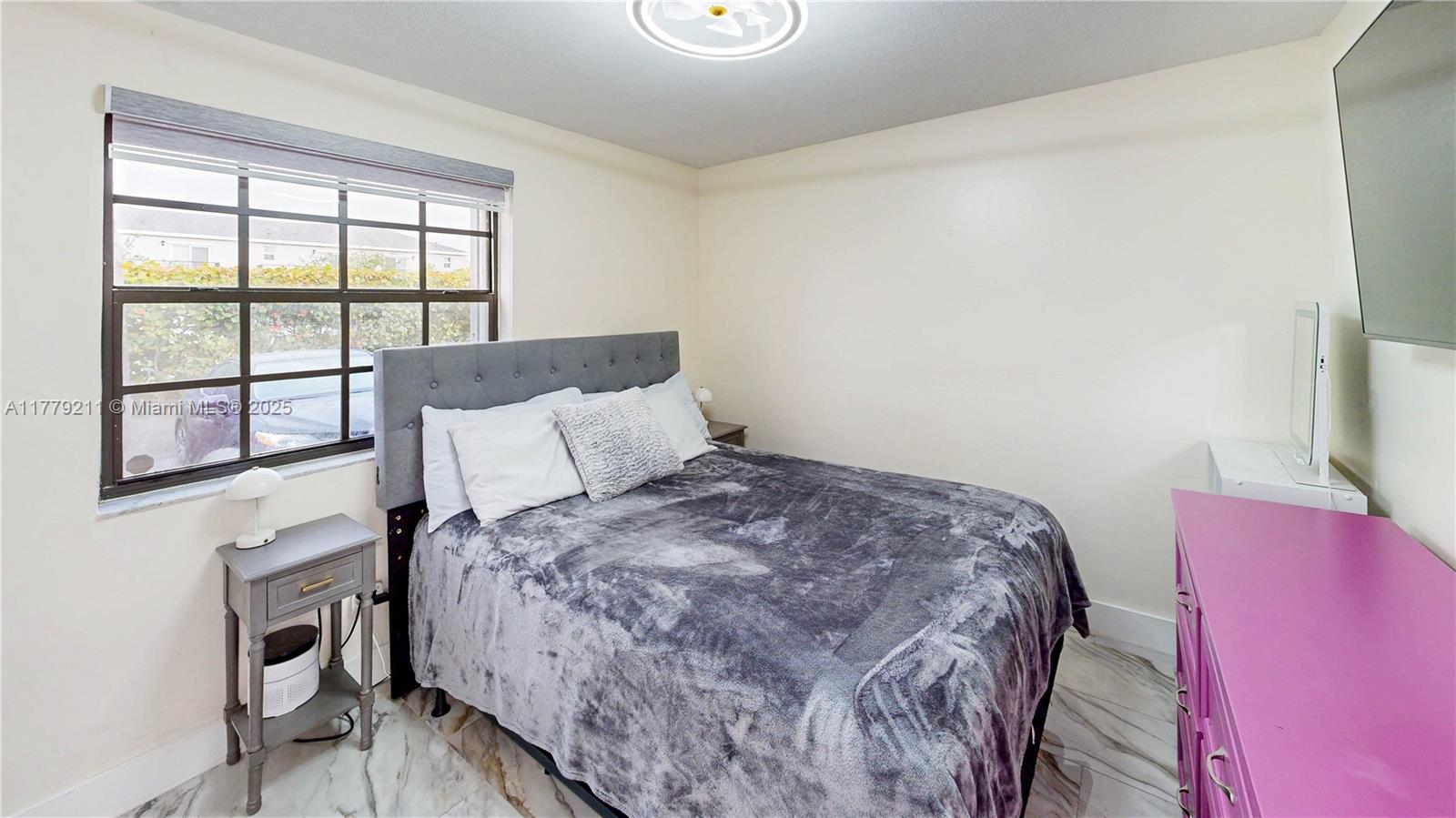 889 Hamilton Dr 889b Property Photo 27