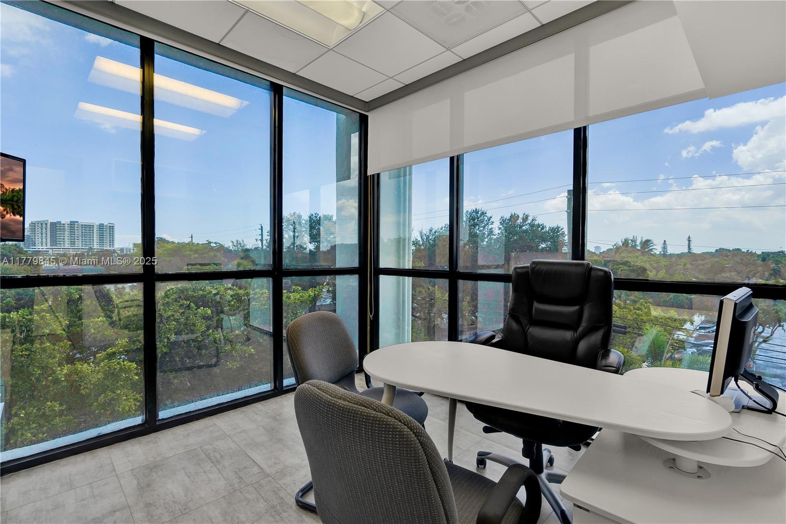 2450 Hollywood Blvd Property Photo 4