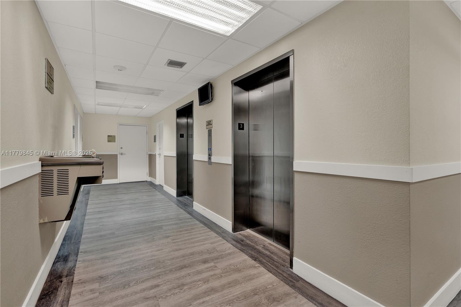 2450 Hollywood Blvd Property Photo 8