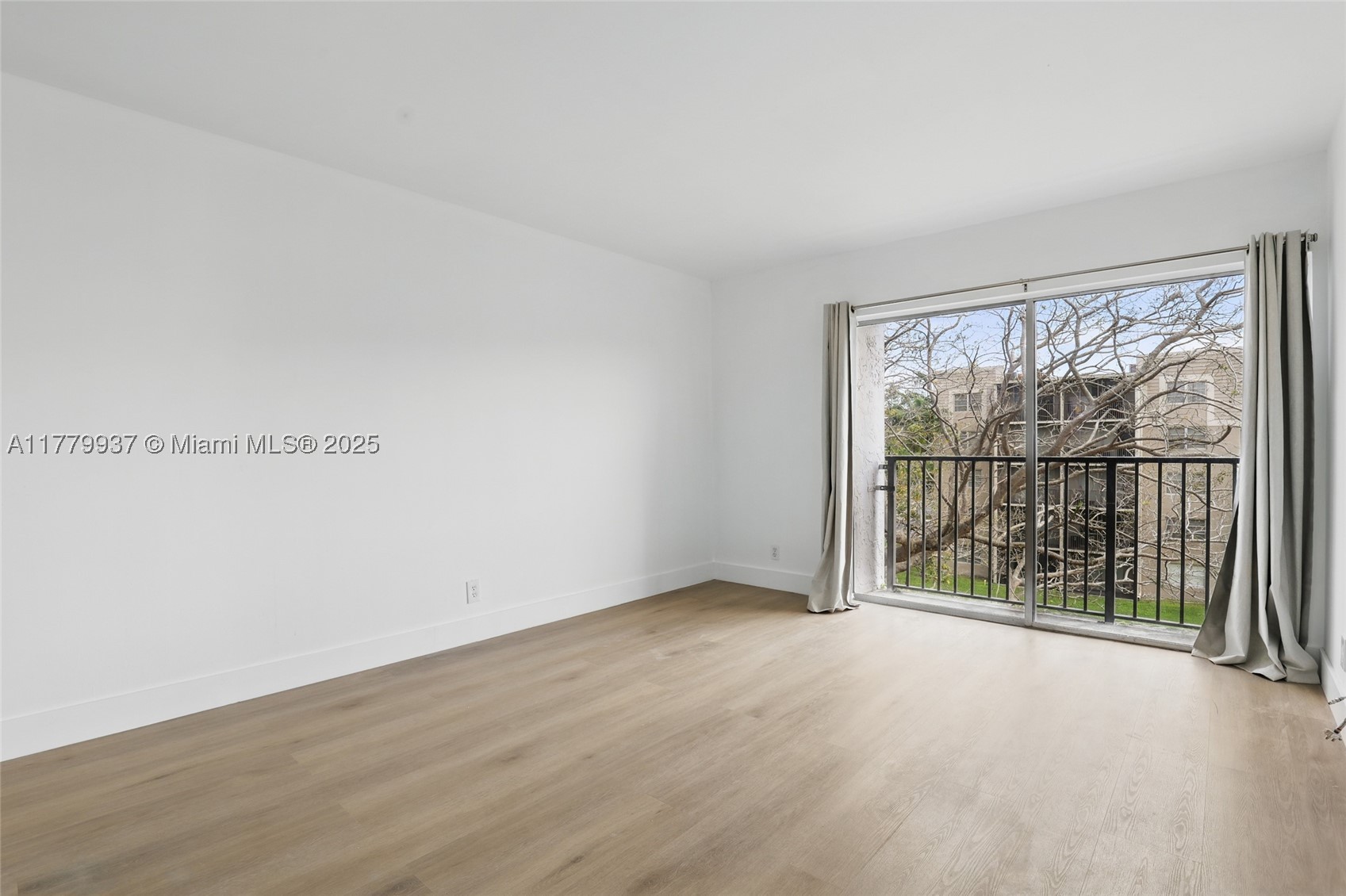 8540 N Sherman Cir 408 Property Photo 12