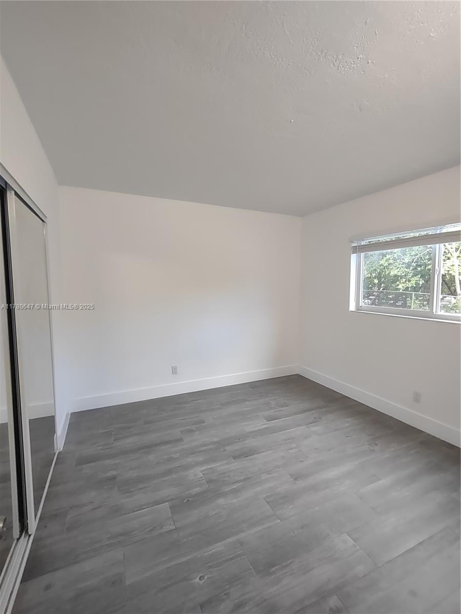 1895 Venice Park Dr 16b Property Photo 6