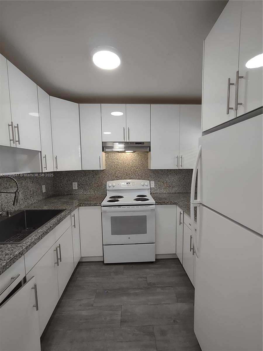 1895 Venice Park Dr 16b Property Photo 7