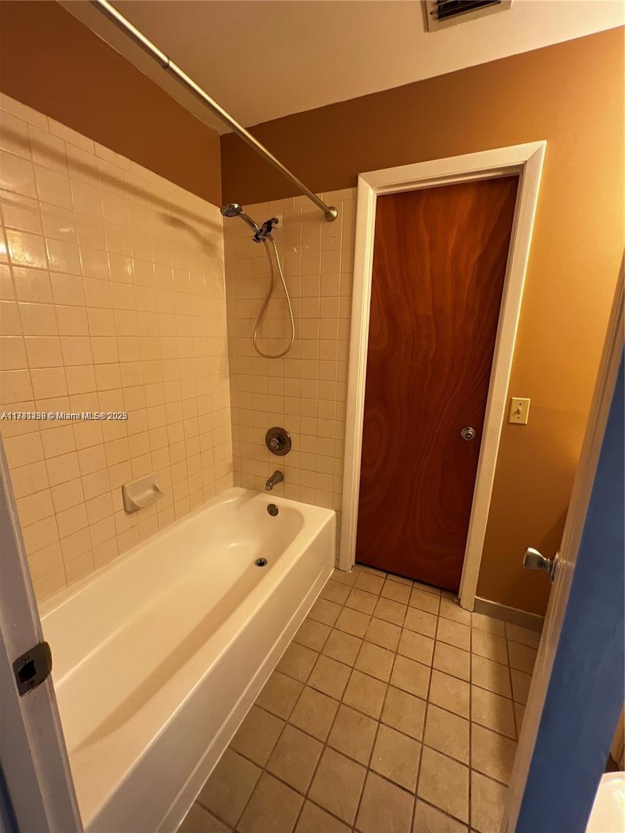 889 Hamilton Dr 889i Property Photo 8