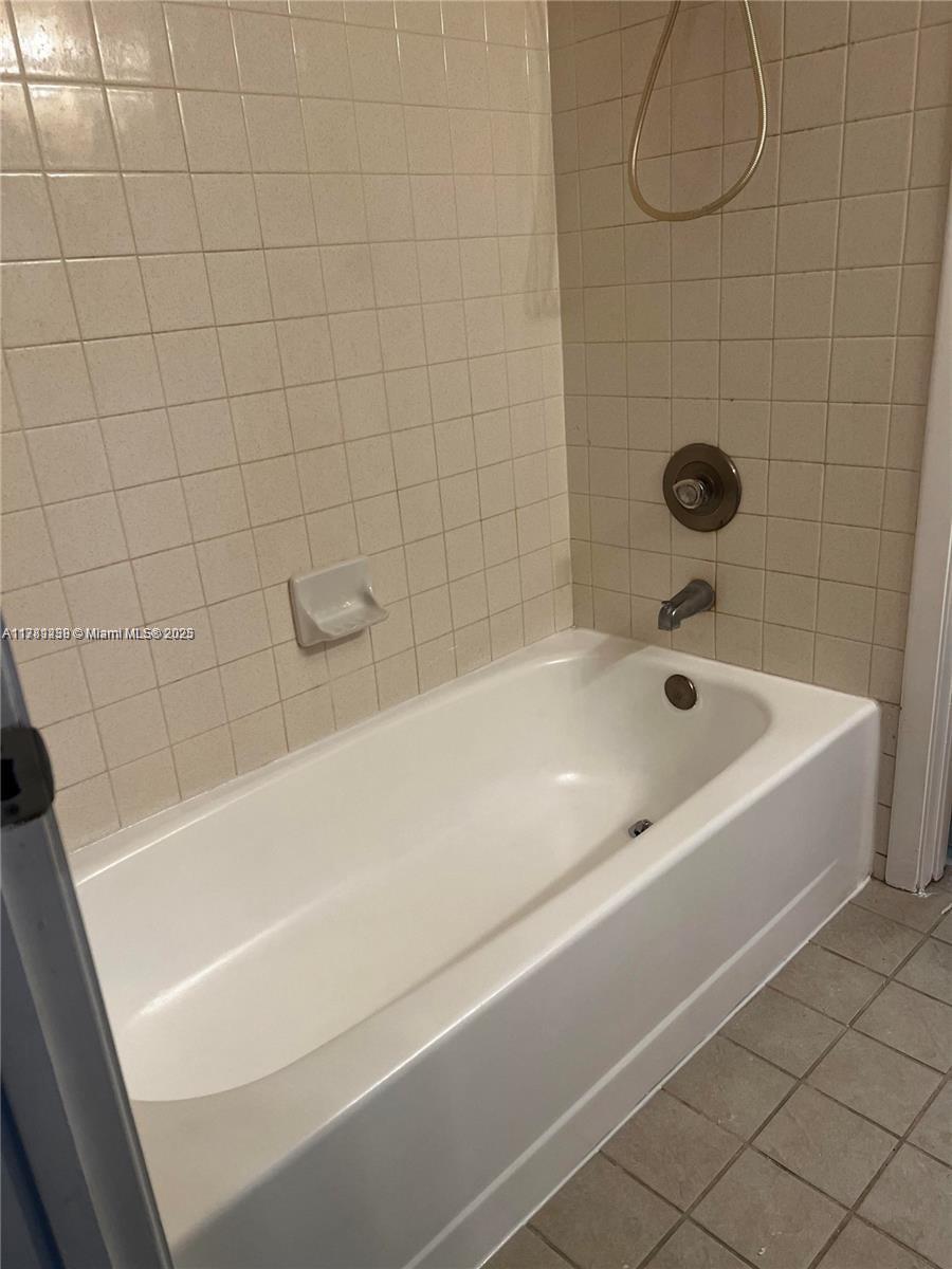 889 Hamilton Dr 889i Property Photo 10