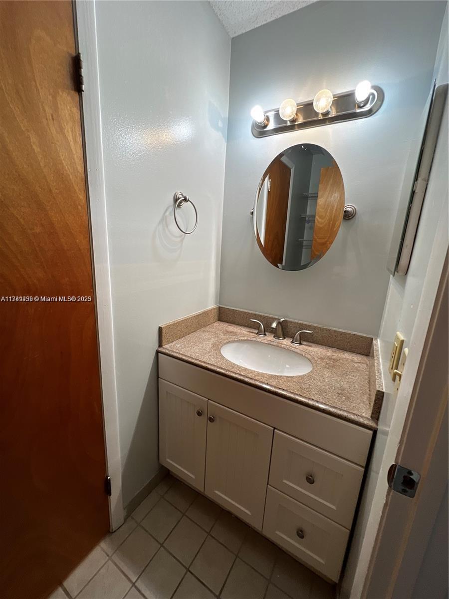 889 Hamilton Dr 889i Property Photo 11