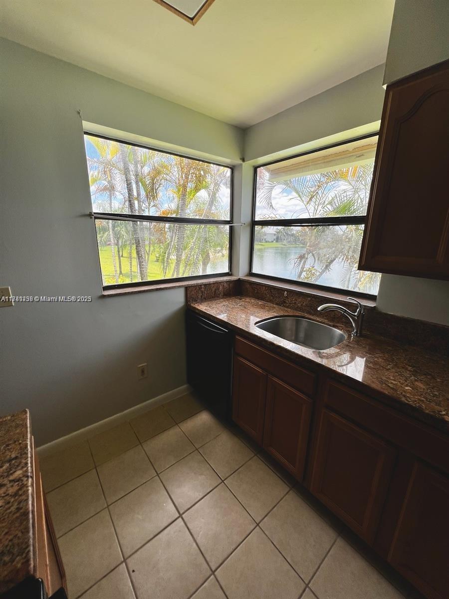 889 Hamilton Dr 889i Property Photo 14