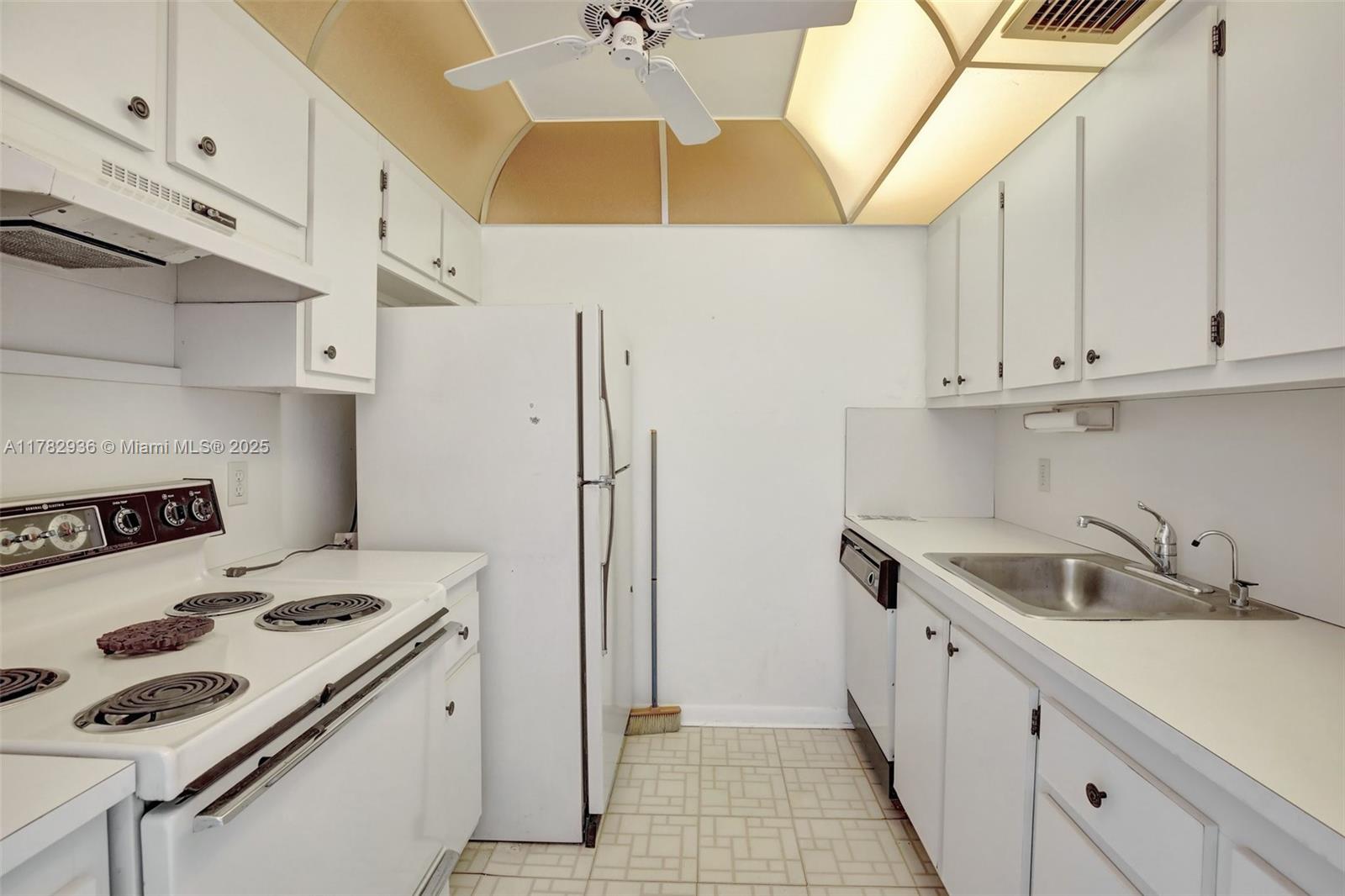 300 Sw 134th Way 212e Property Photo 15