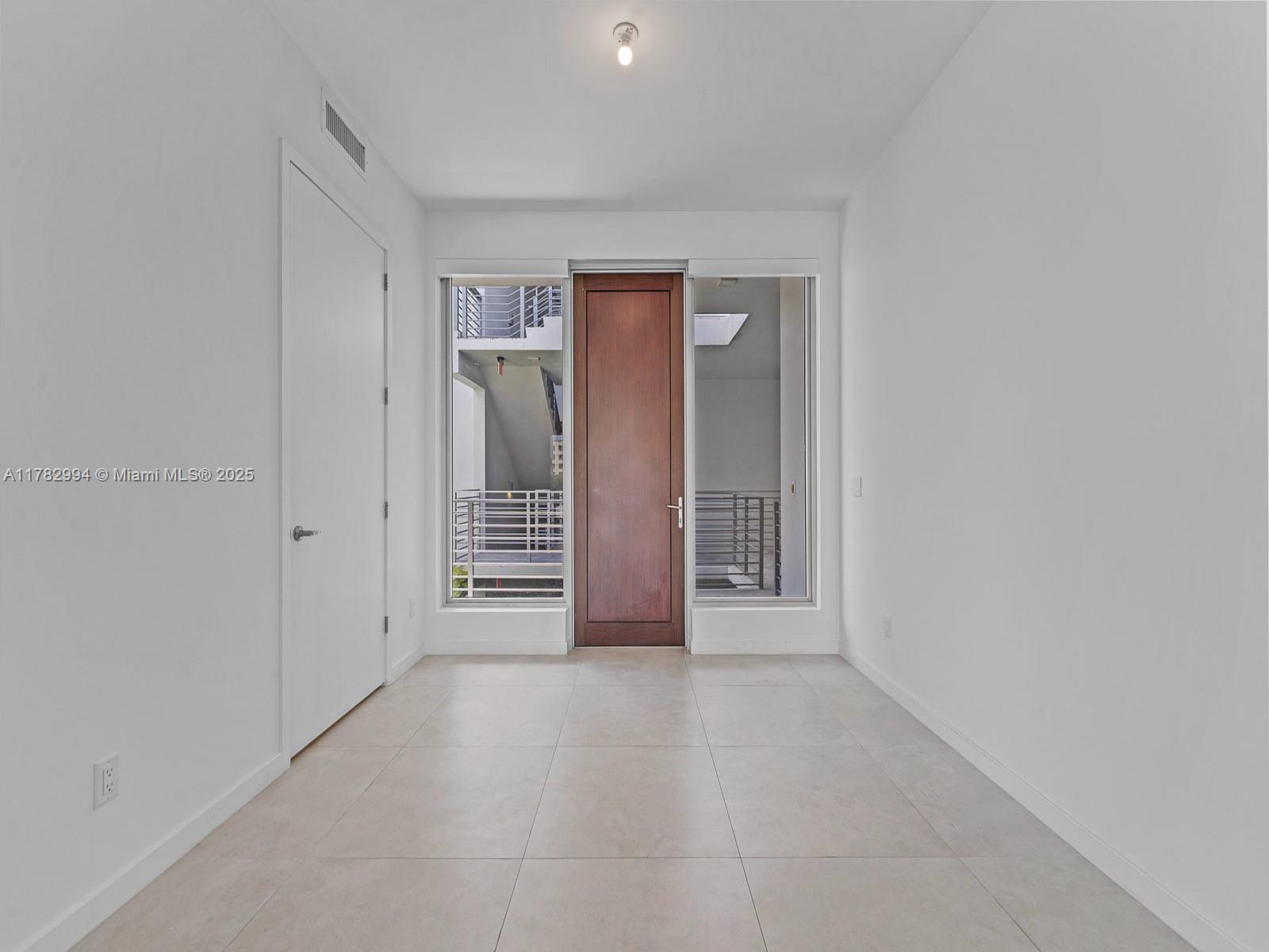 529 Sw 11th St 303 Property Photo 3