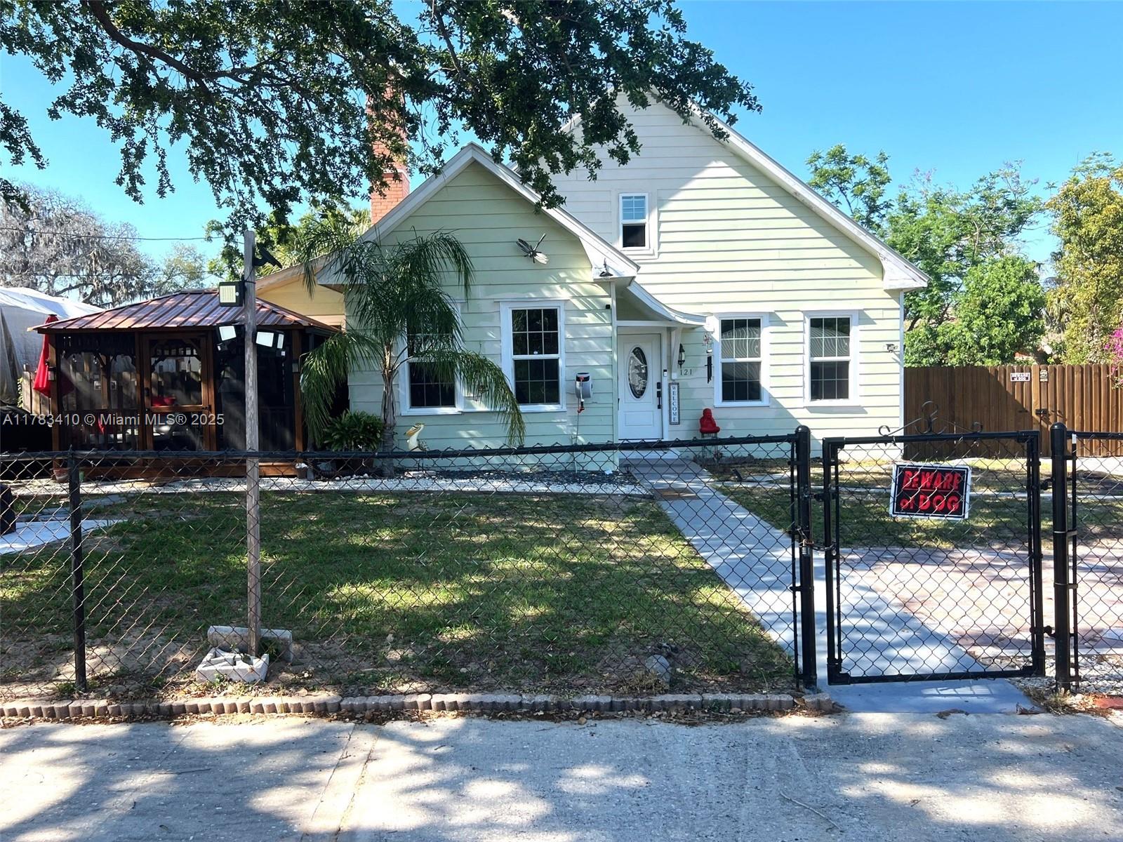 121 E Walnut St Property Photo