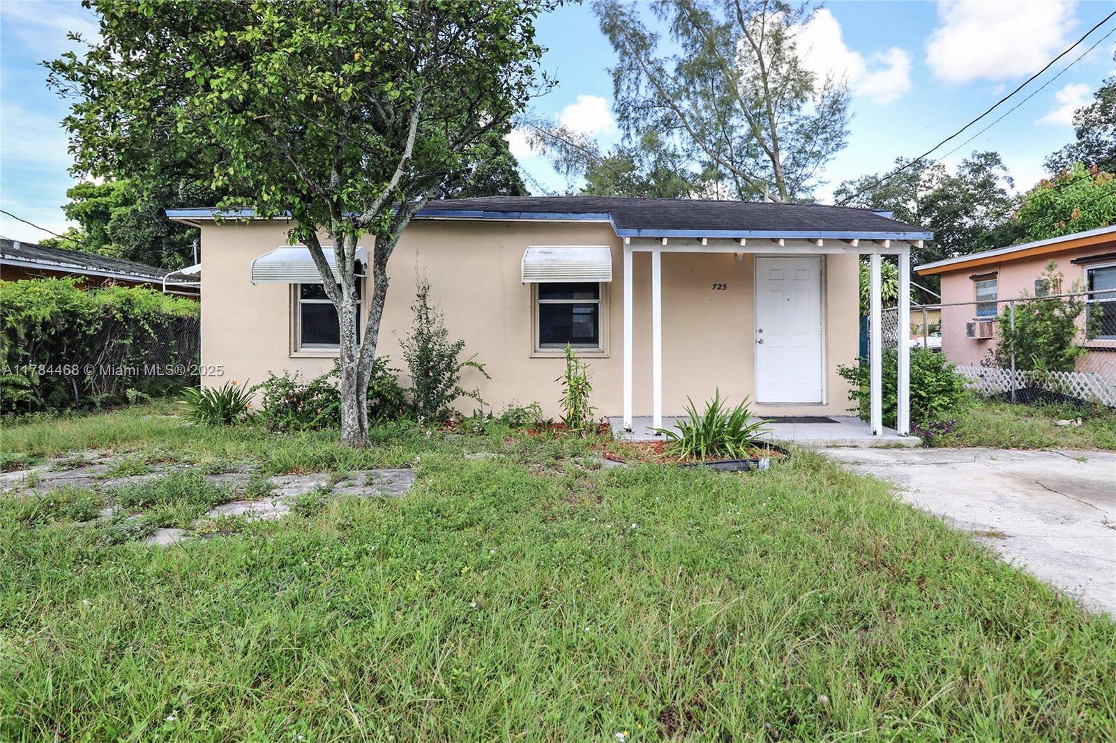 723 NW 15th Way Property Photo 1