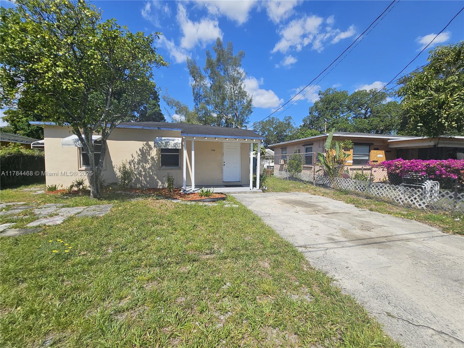 723 Nw 15th Way Property Photo 2
