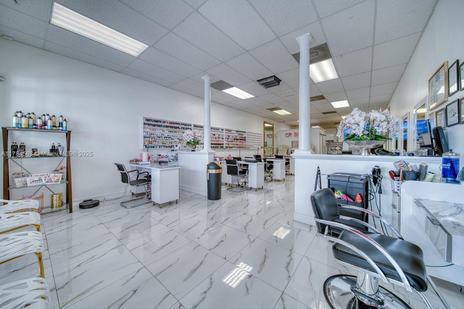 Modern, Fully Equipped Beauty Salon For Sale - Eureka & Fl Turnp Property Photo