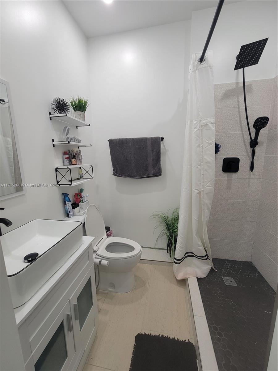 405 Ne 25th Ter Property Photo 10