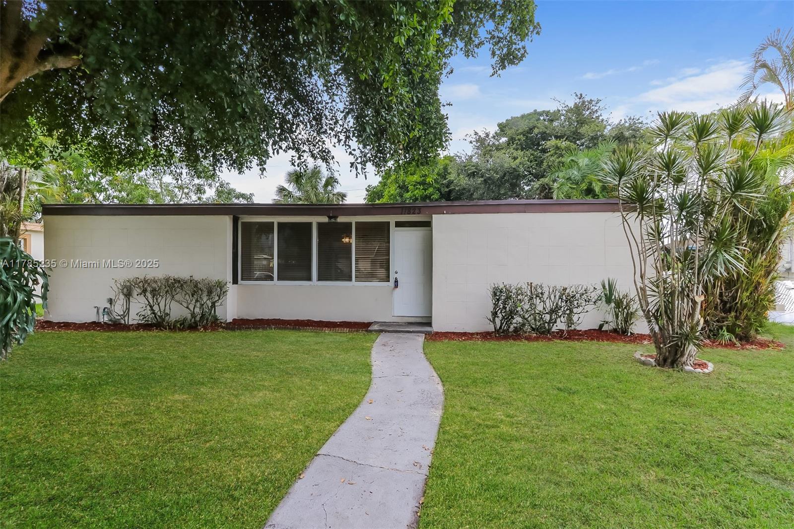 11823 Dahlia Dr Property Photo