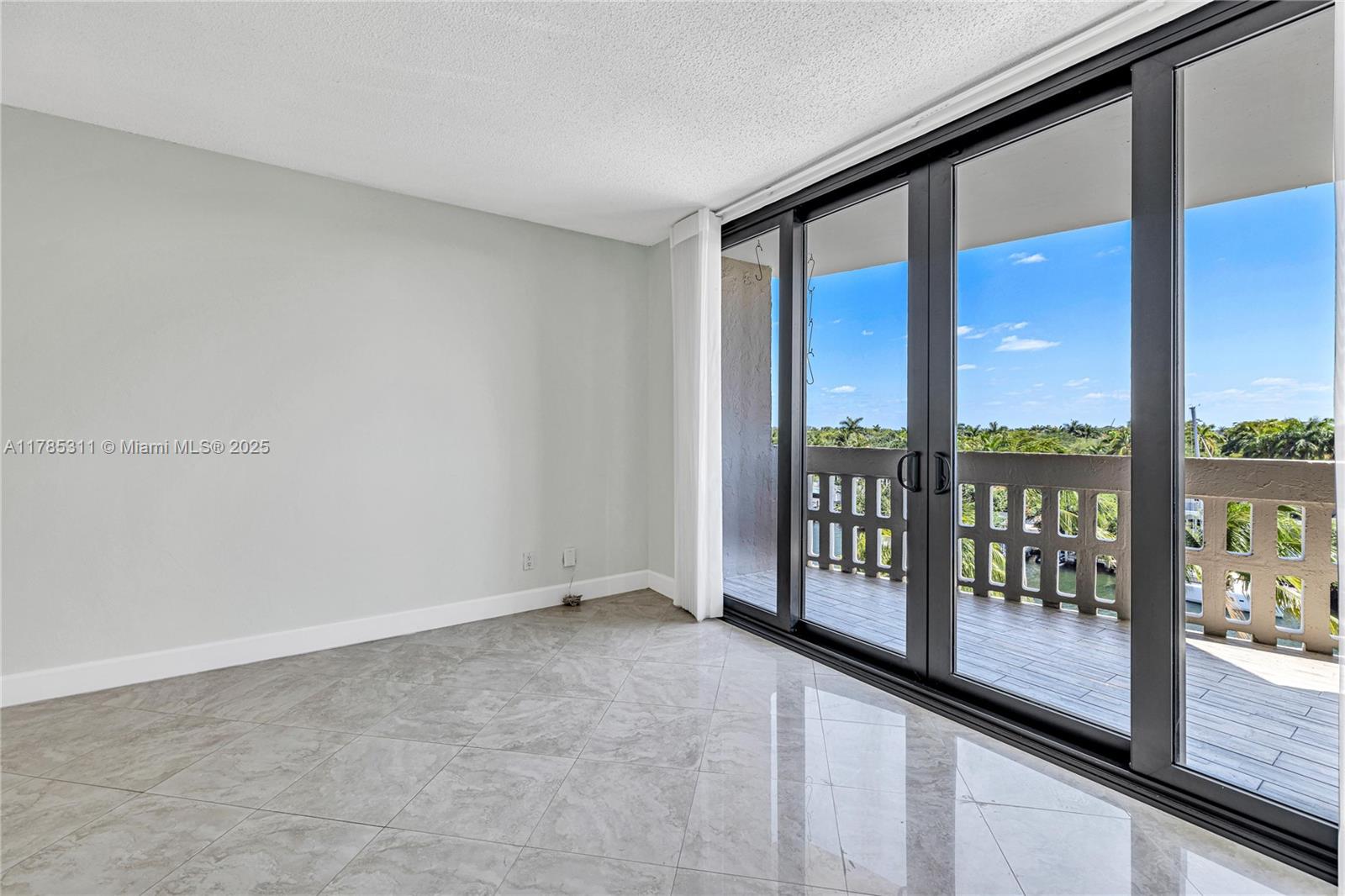 90 Edgewater Dr 624 Property Photo 5