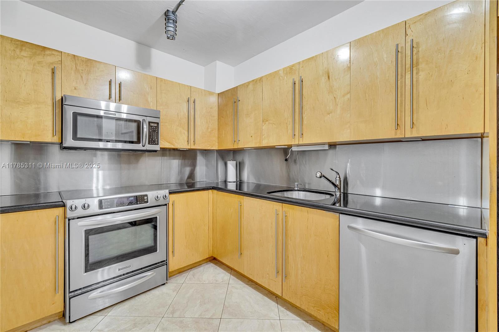 90 Edgewater Dr 624 Property Photo 17