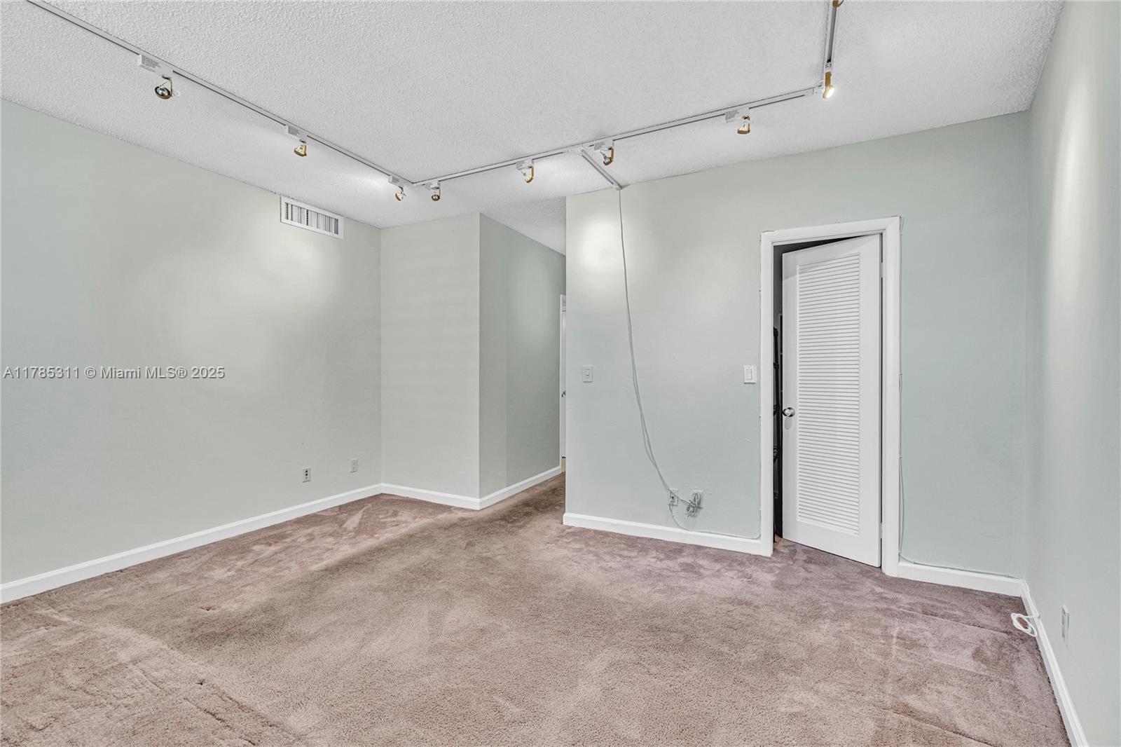 90 Edgewater Dr 624 Property Photo 25