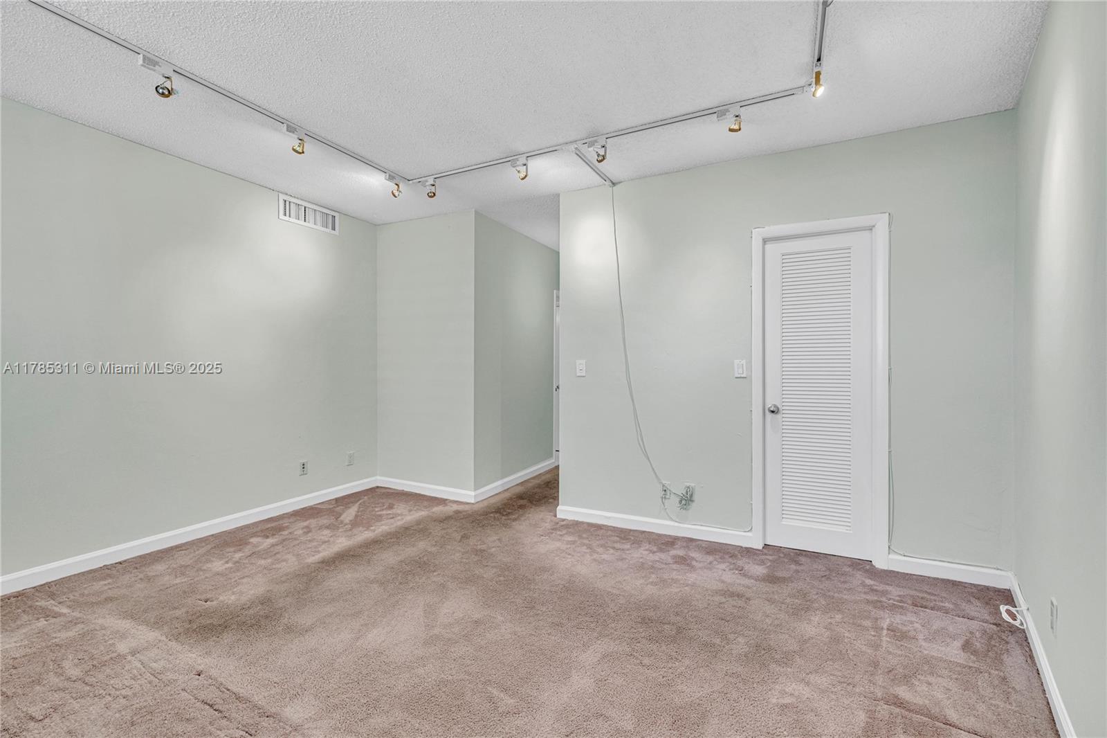 90 Edgewater Dr 624 Property Photo 28