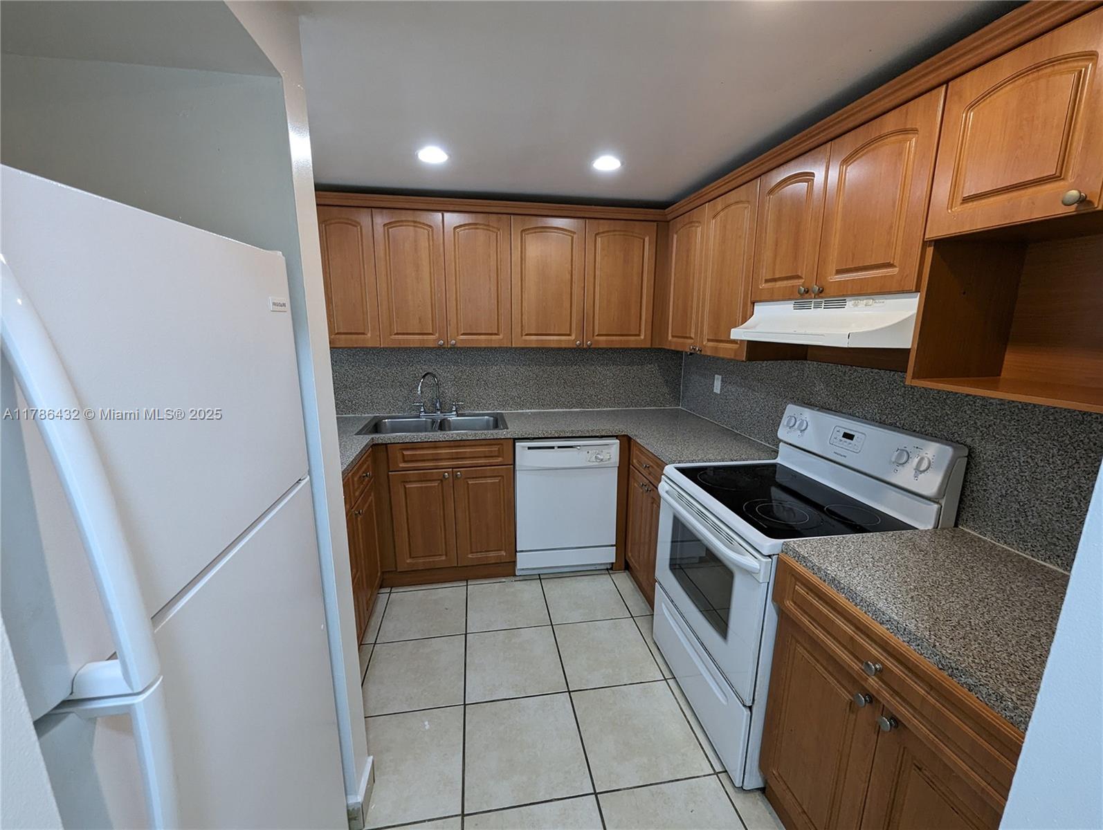 6960 Miami Gardens Dr 2-222 Property Photo