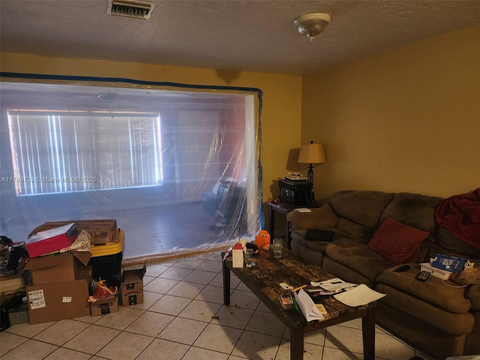 210 Queens Ct Property Photo