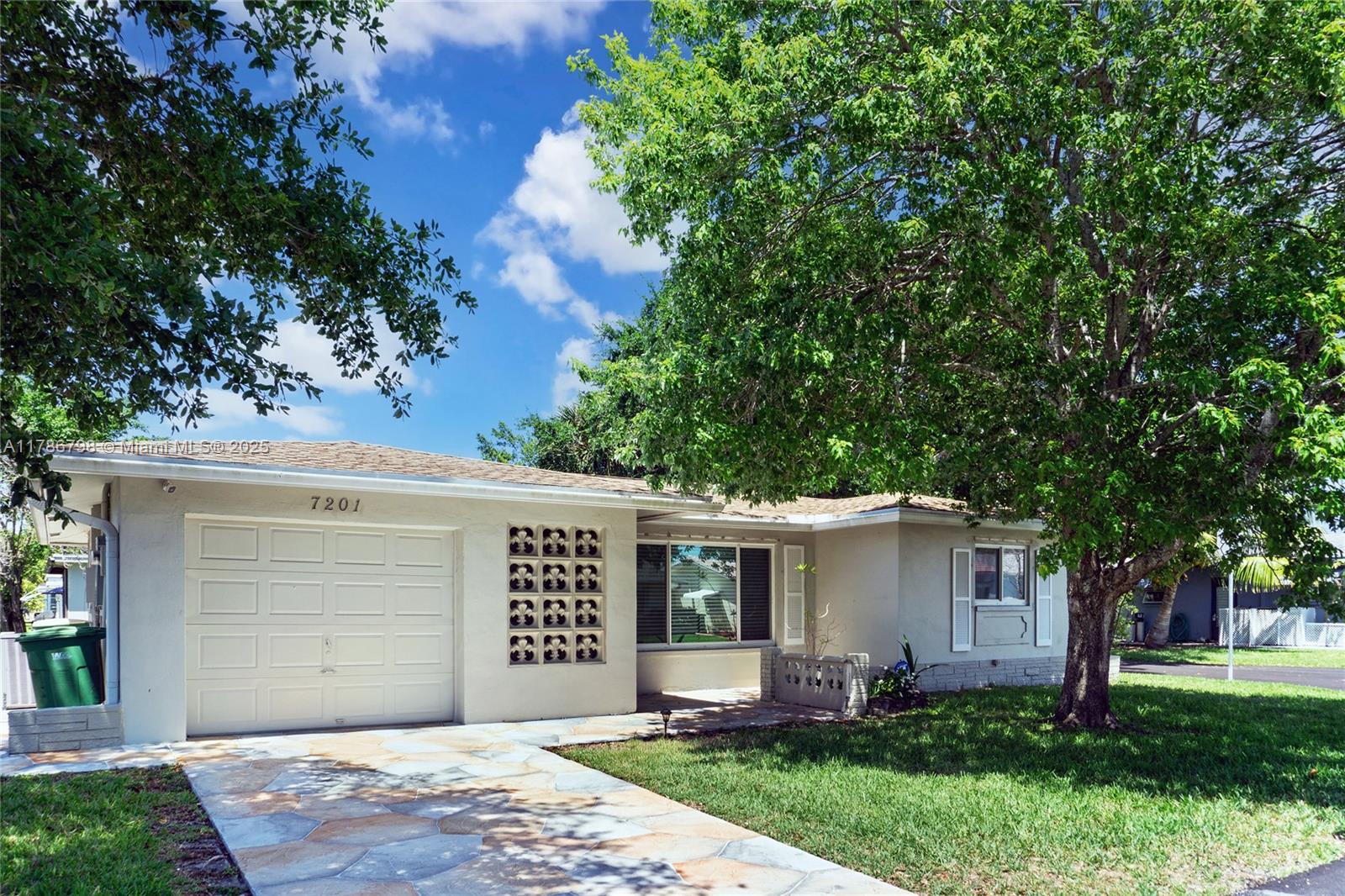 7201 Nw 57th Ct Property Photo