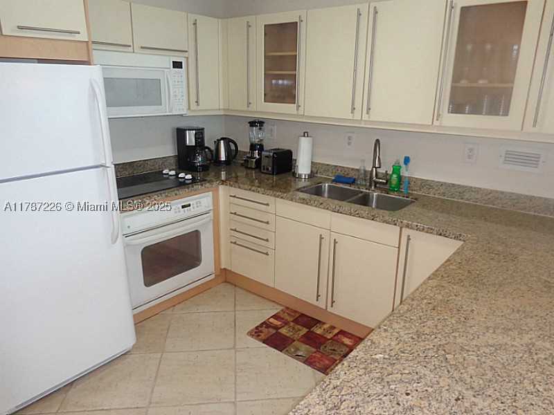 2301 Collins Av 1221 Property Photo 17