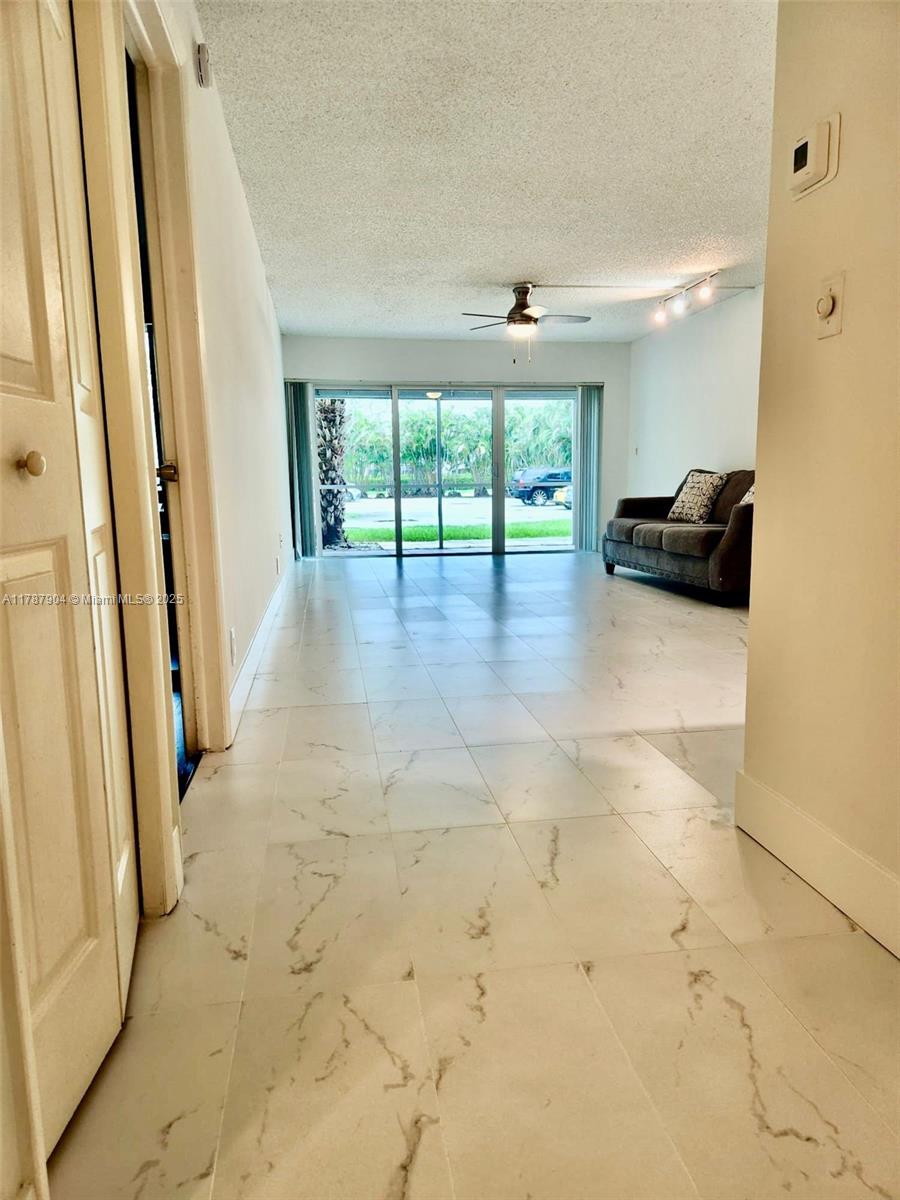100 Lakeview Dr 102 Property Photo