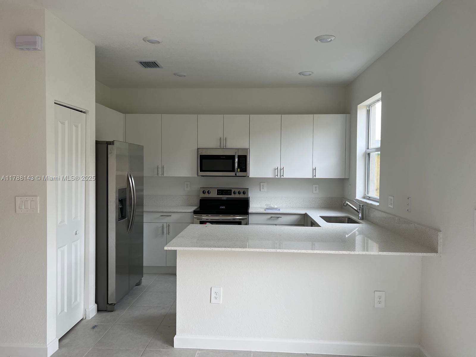 1676 Se 26th Ter Property Photo 3