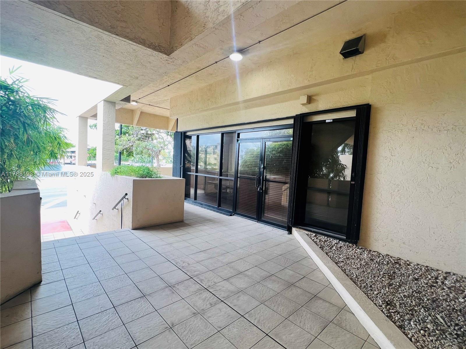 2555 Collins Ave Property Photo