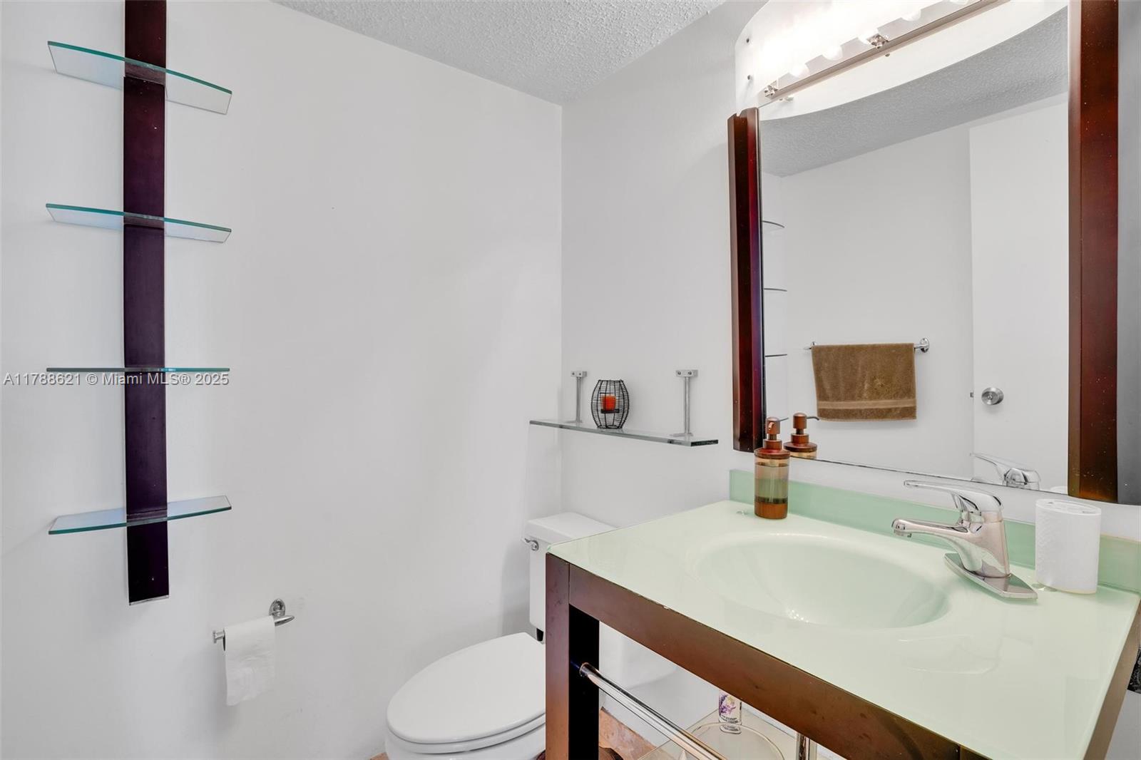 600 Parkview Dr 422(+den) Property Photo 9