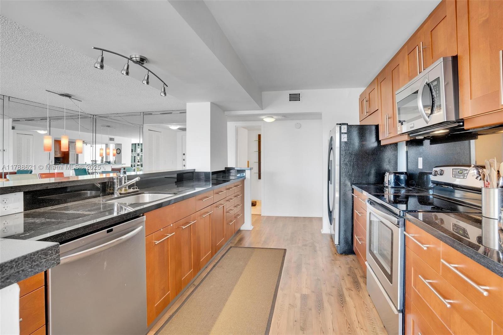 600 Parkview Dr 422(+den) Property Photo 11