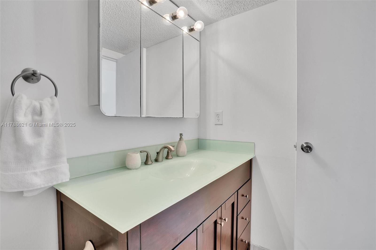 600 Parkview Dr 422(+den) Property Photo 12