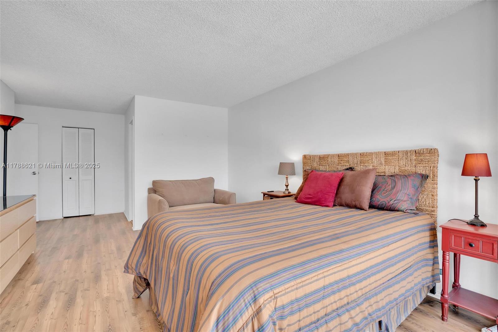 600 Parkview Dr 422(+den) Property Photo 23