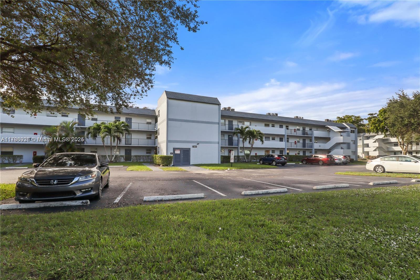 8421 Lagos De Campo Blvd 307t Property Photo