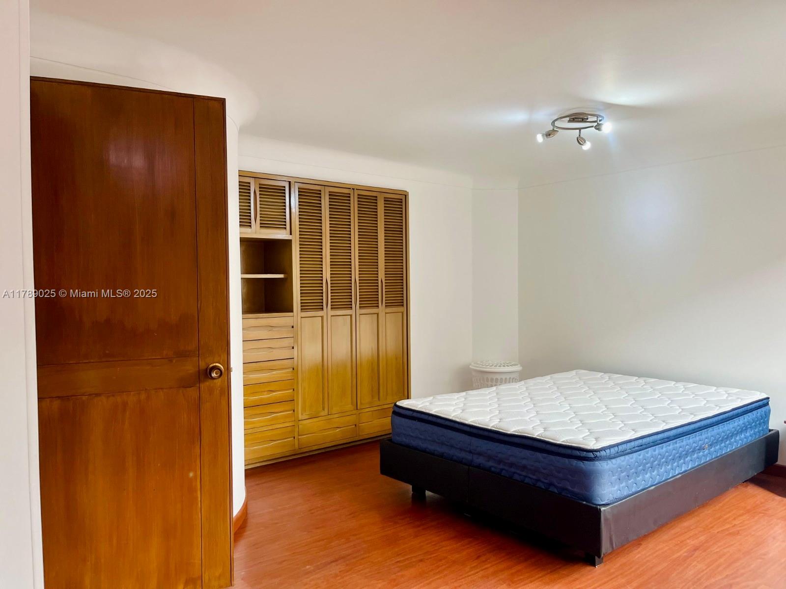 Carrera 12 90-41 602 Property Photo 11
