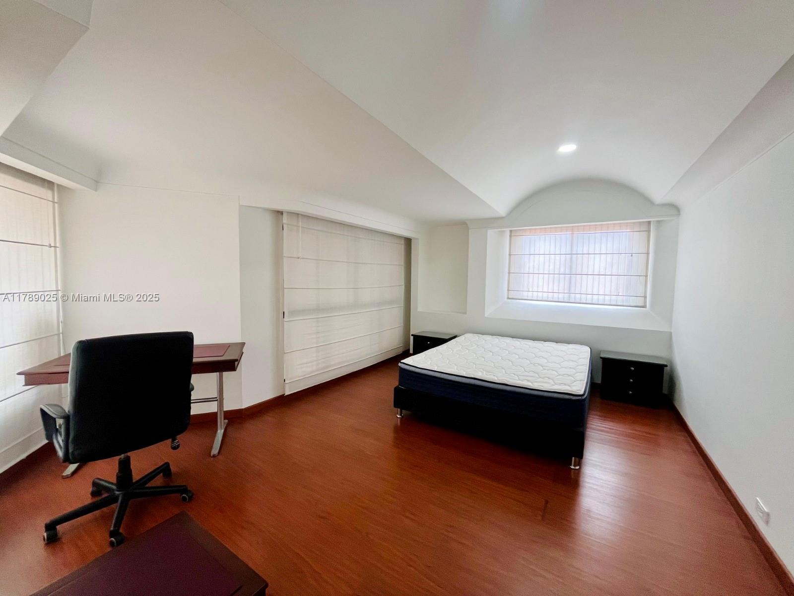Carrera 12 90-41 602 Property Photo 13