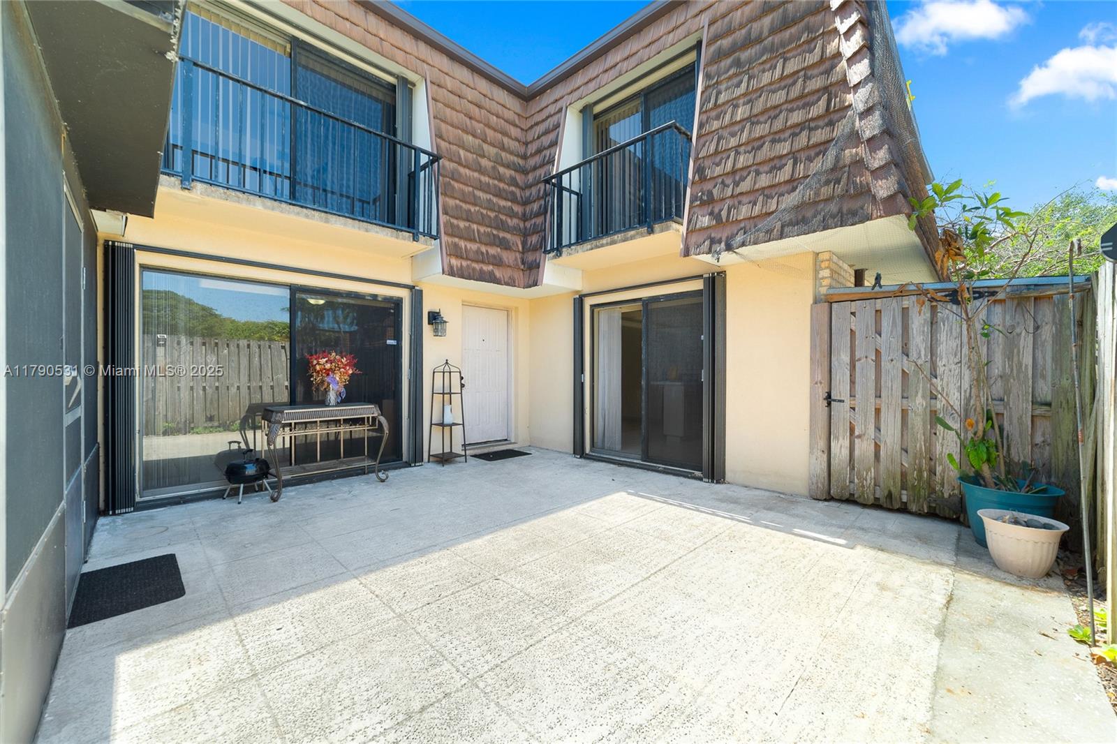 720 7th Ln Property Photo