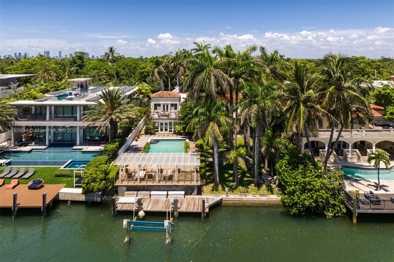 5215 Pine Tree Dr Property Photo 1