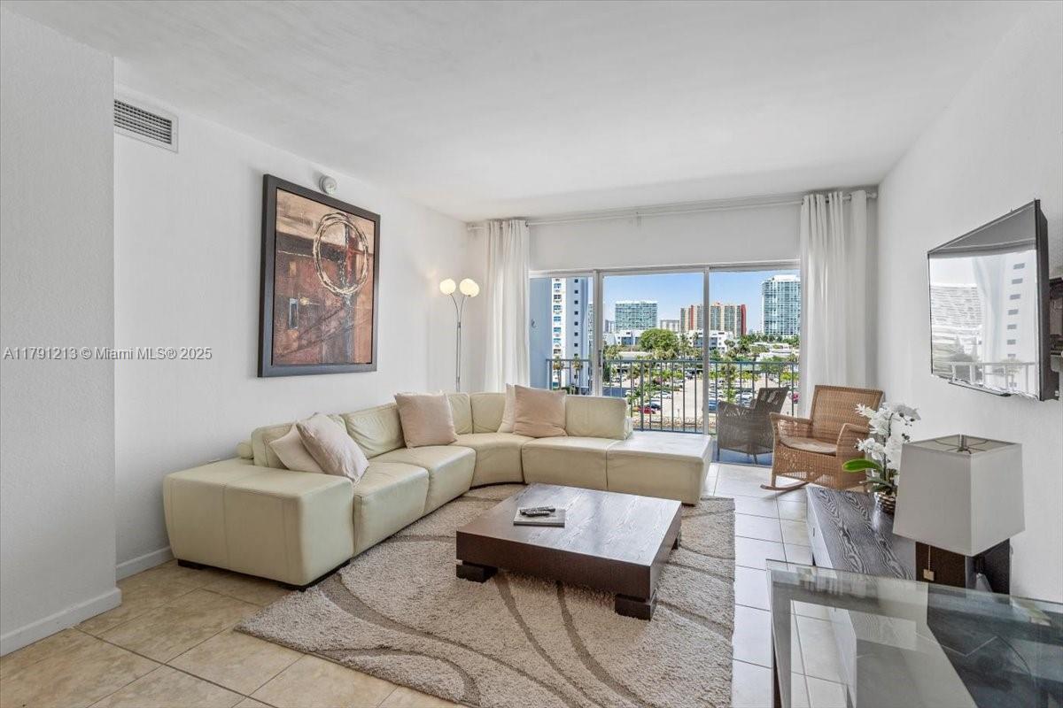 500 Bayview Dr 527 Picture