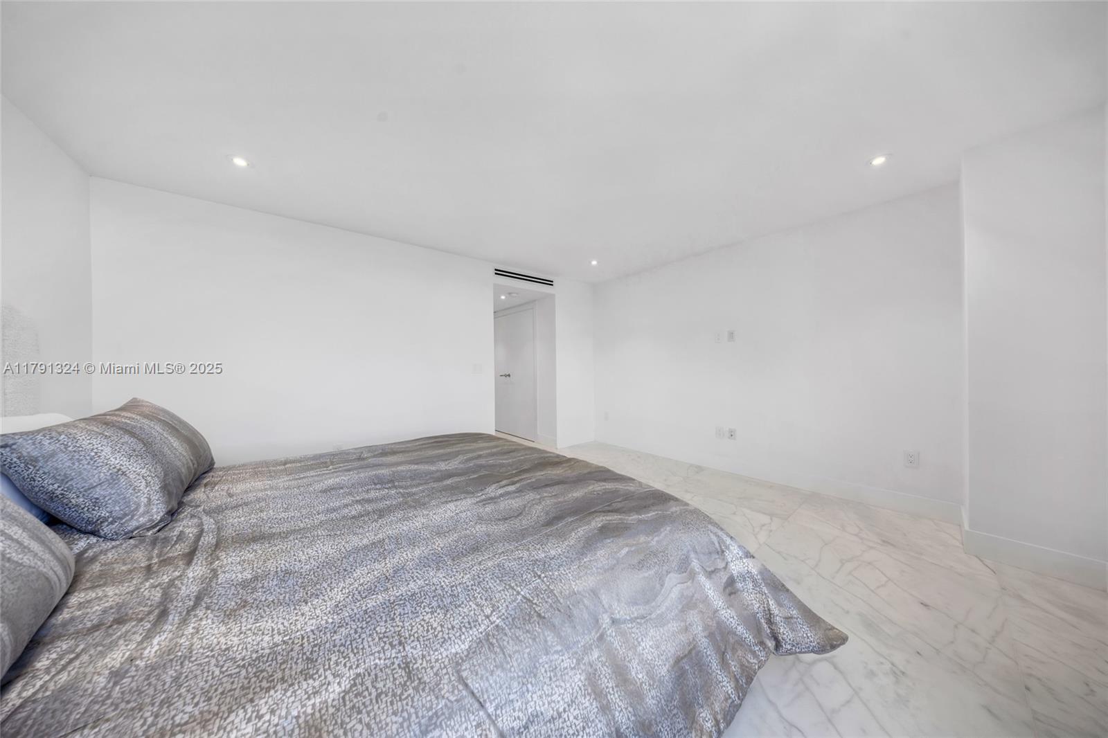 9801 Collins Ave 17r Property Photo 23
