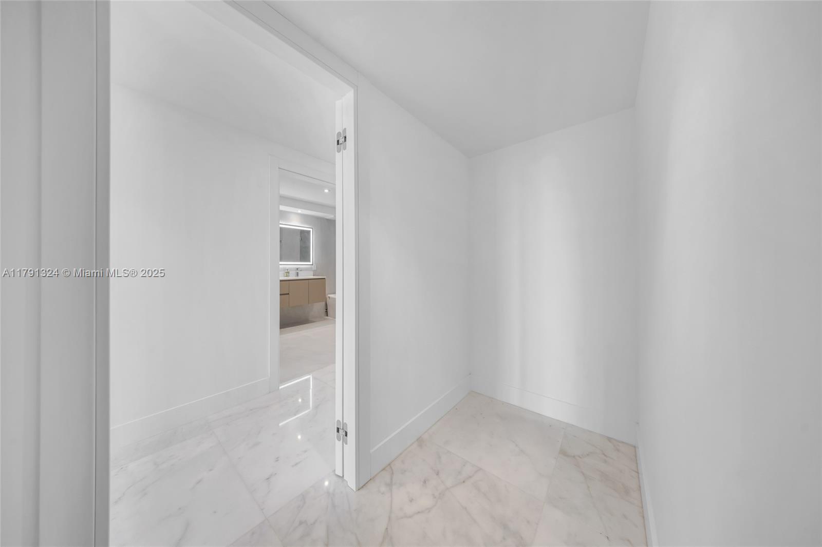9801 Collins Ave 17r Property Photo 28