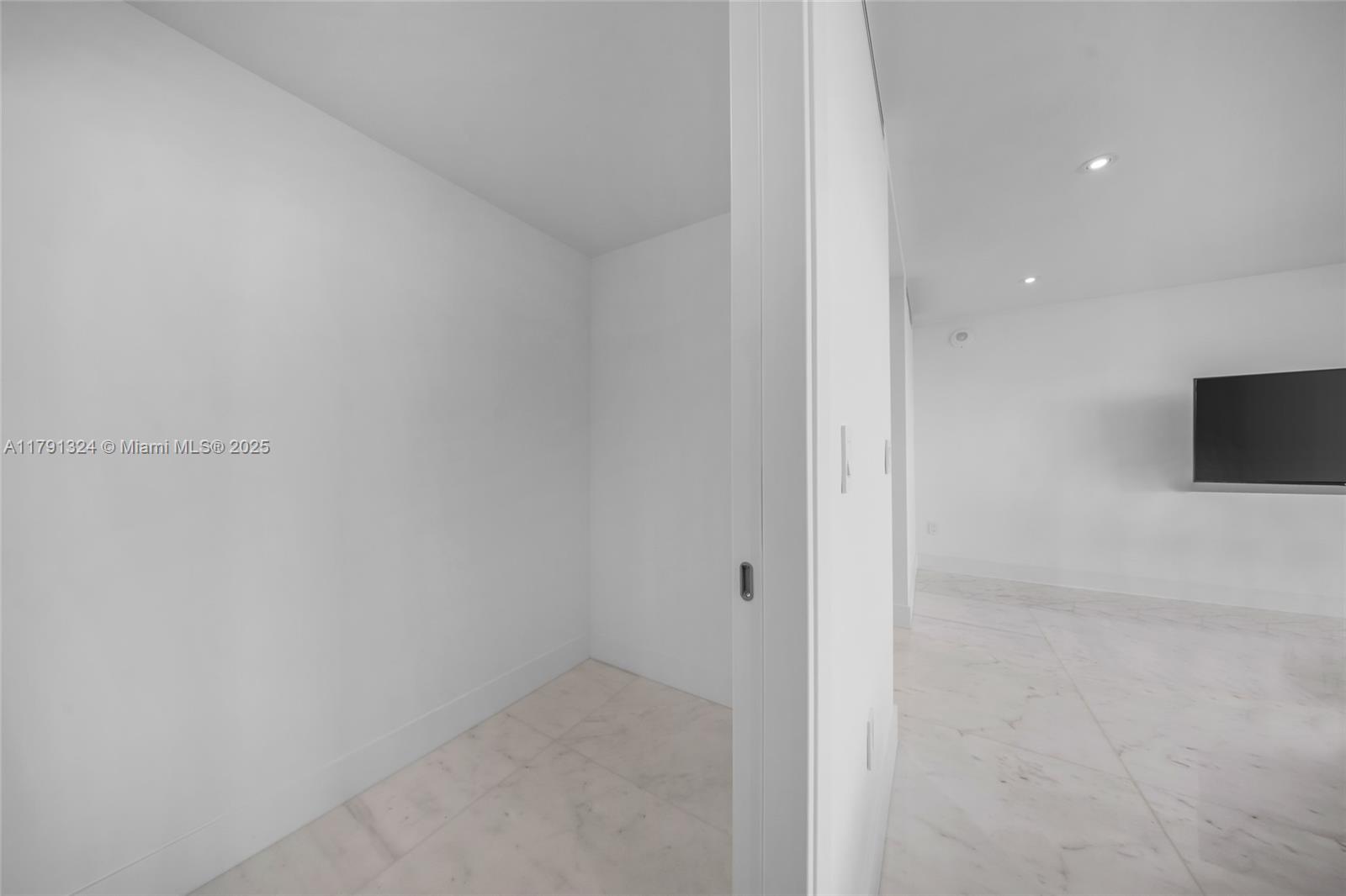 9801 Collins Ave 17r Property Photo 33