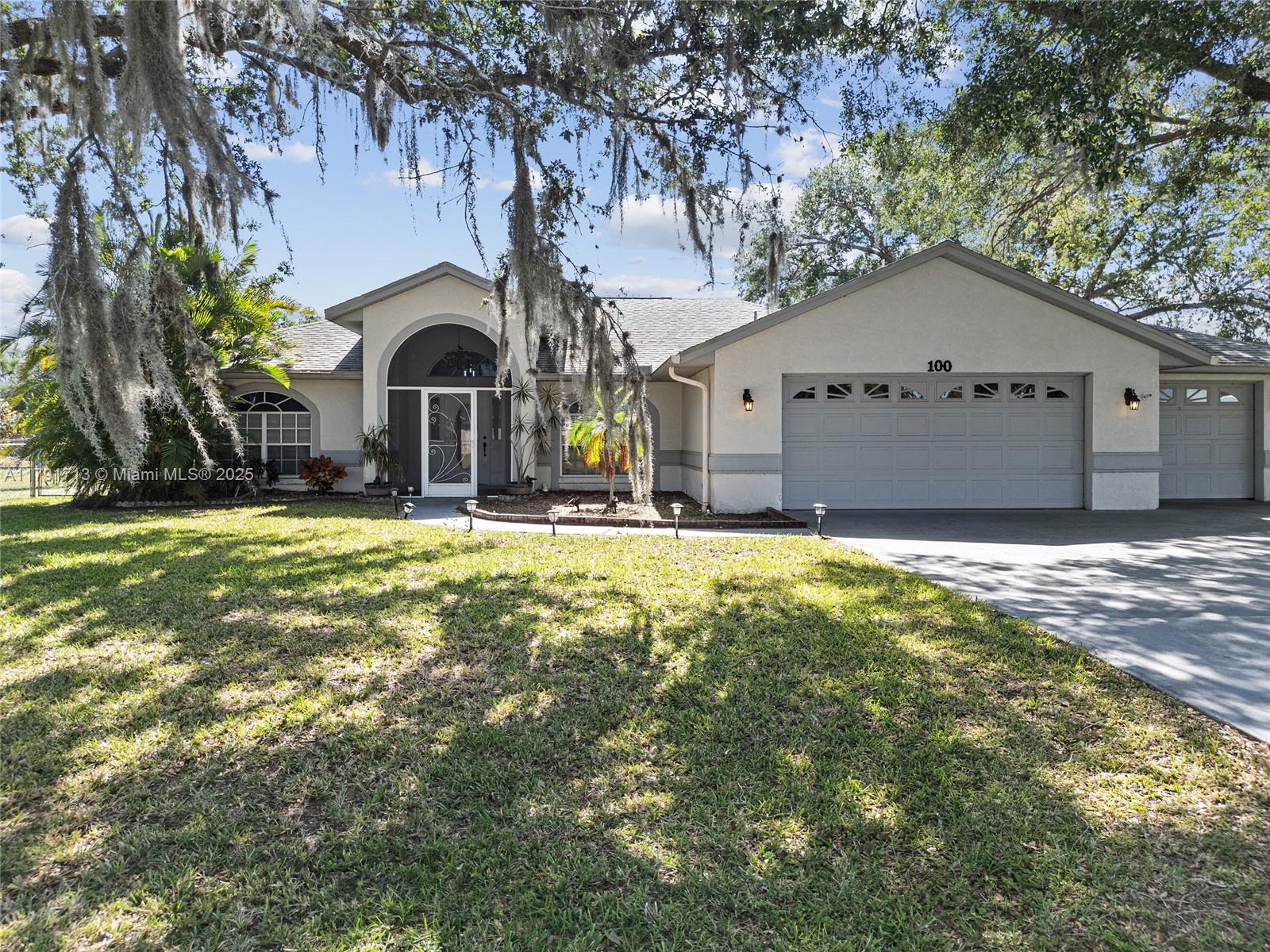 100 Oak Knolls Circle Property Photo