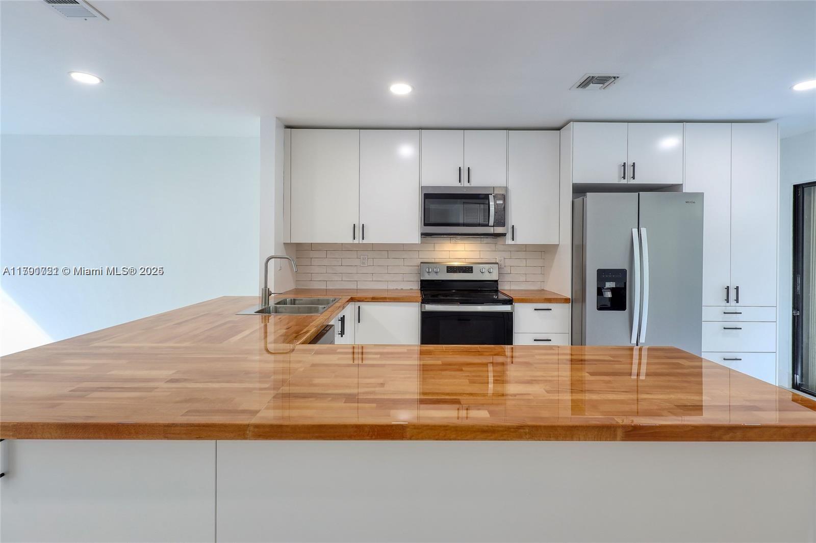 3905 Adra Ave J-46b Property Photo 1