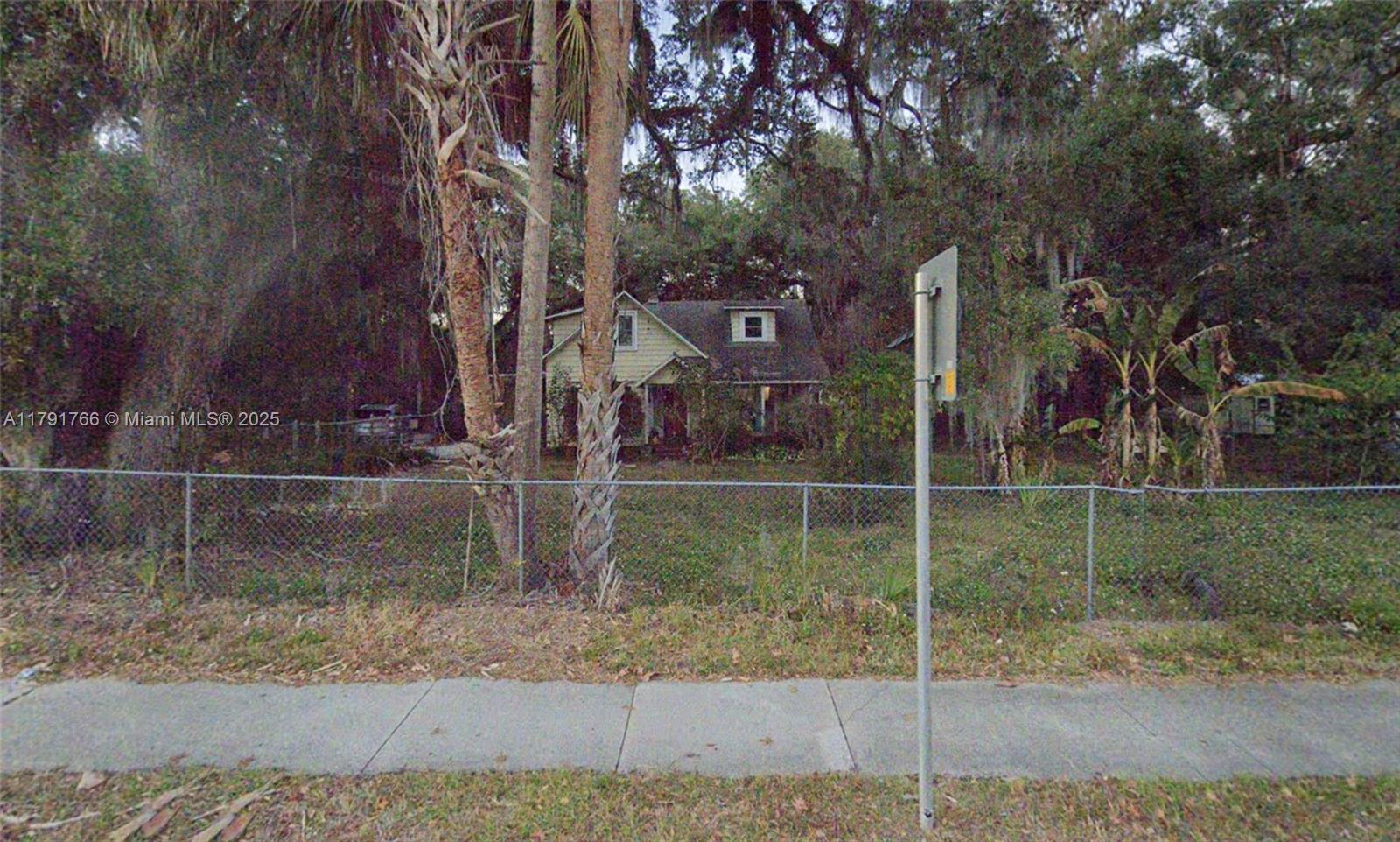 1904 East University Ave Property Photo