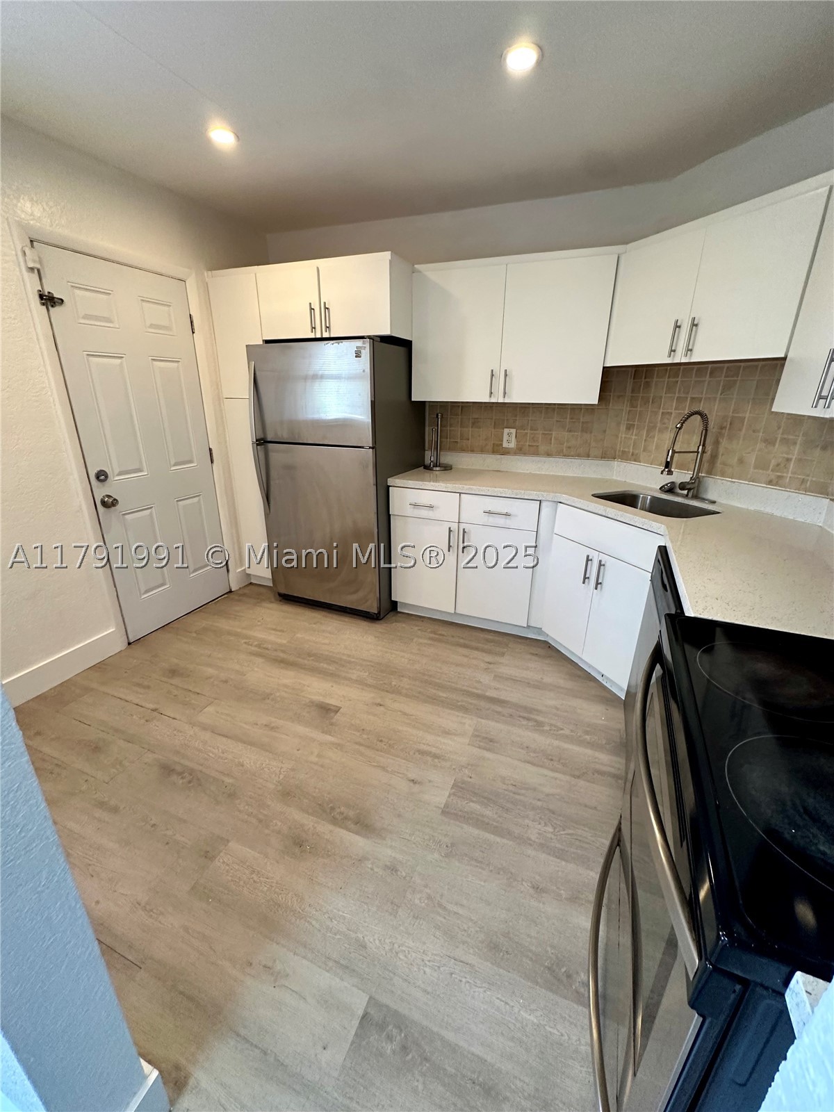 6201 N Falls Cir Dr 212 Property Photo 8